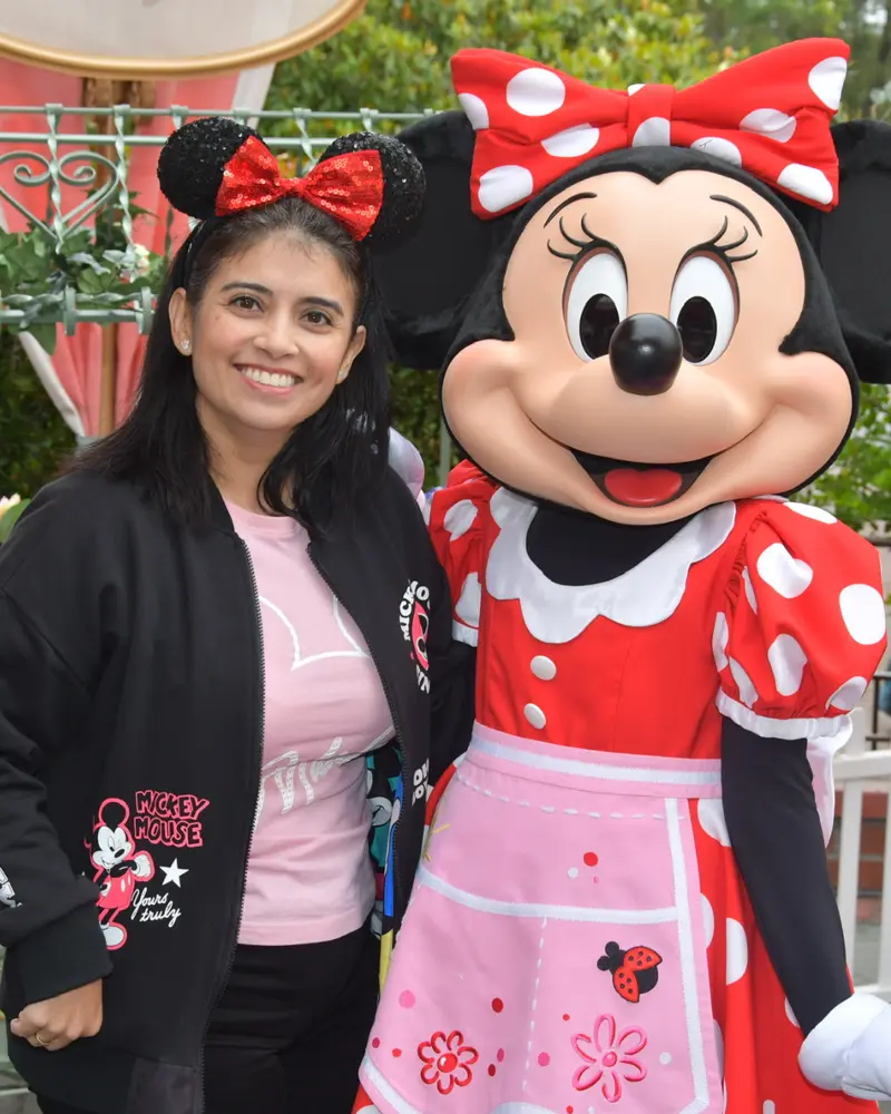 Alejandra Pachón en Disneyland, junto a Minnie Mouse