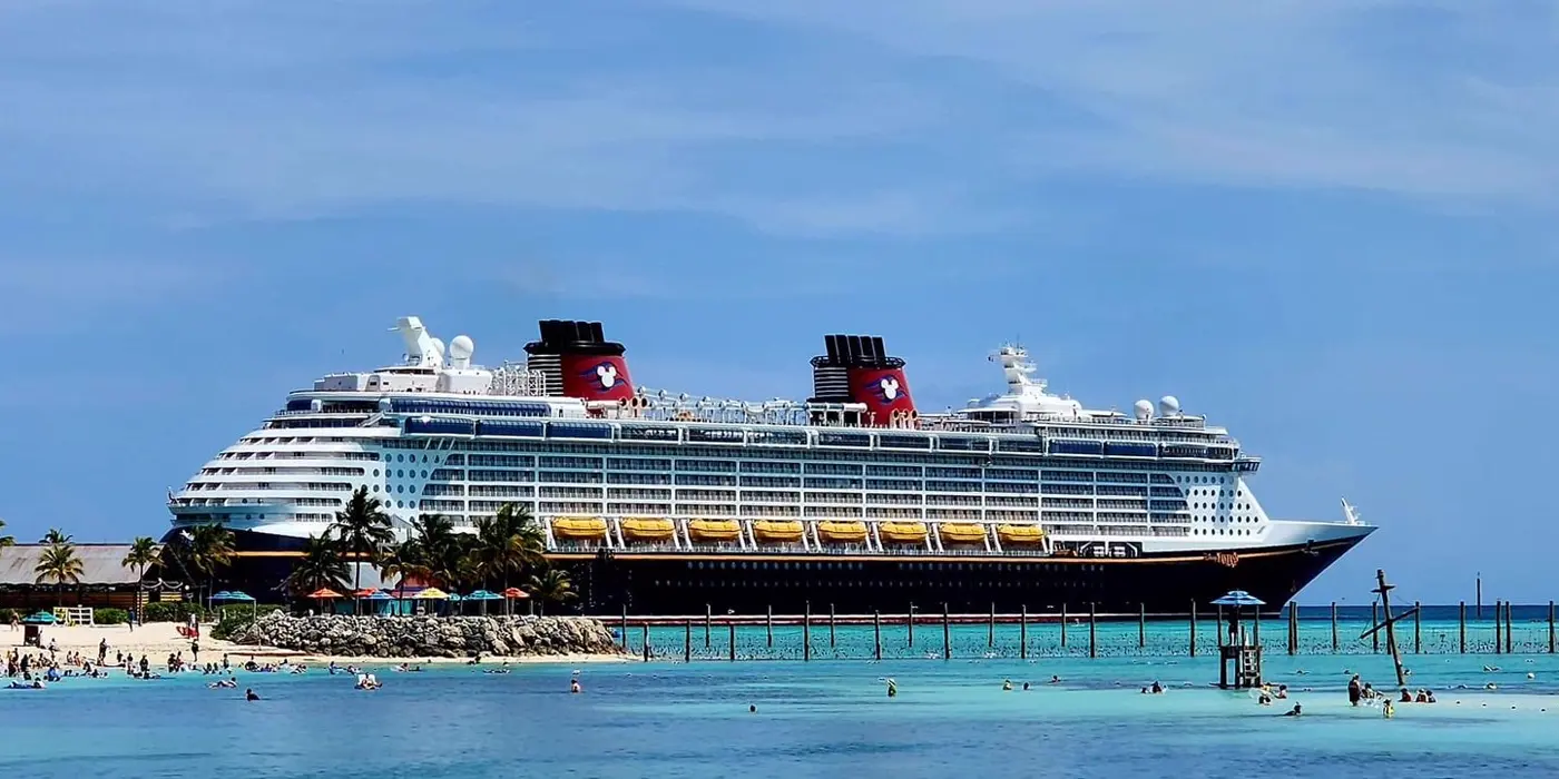 Disney Wish en Castaway Cay, la isla privada de Disney en las Bahamas