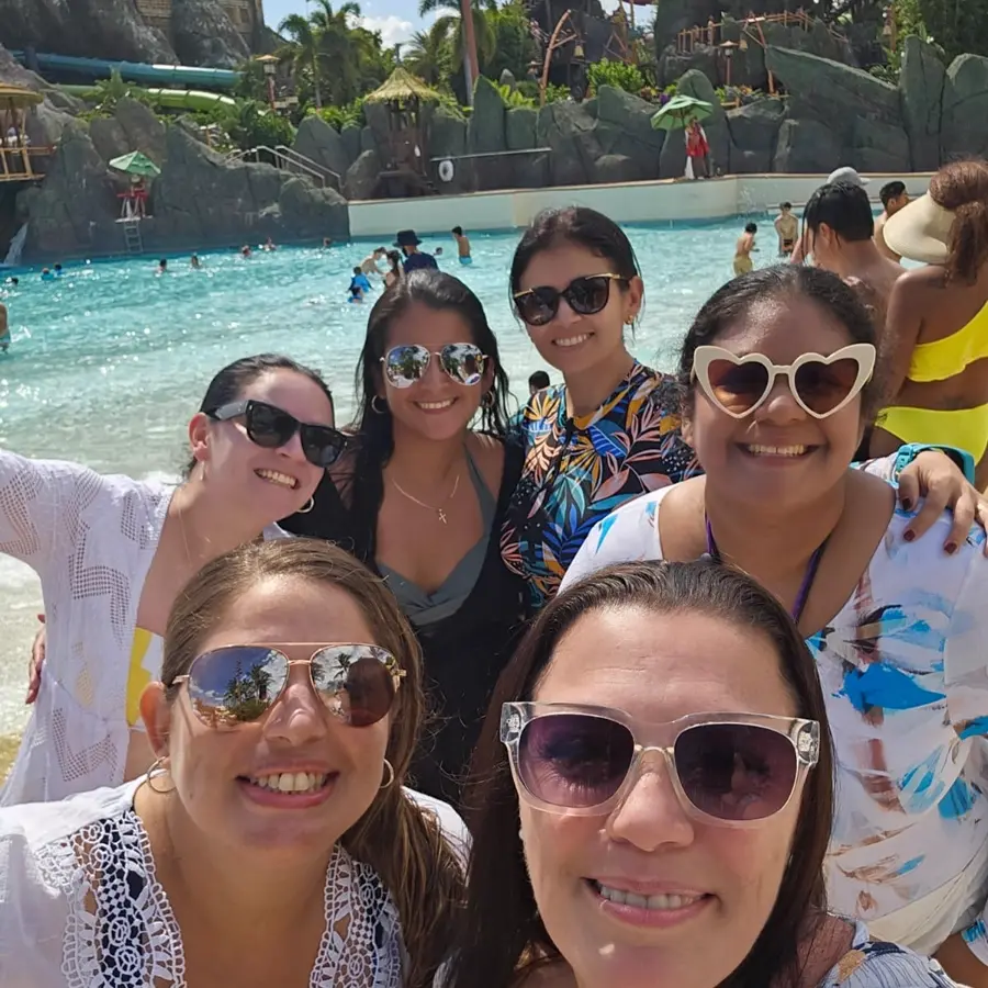 Grupo disfrutando de Volcano Bay, parque acuático de Universal
